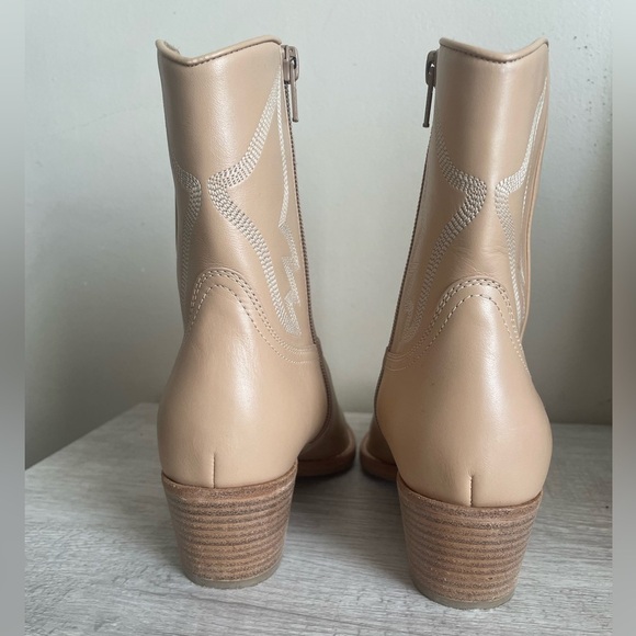 Authentic Valentino Garavani Calfskin Embroidered boots.Pre-owned.Comes with box - Picture 3 of 15